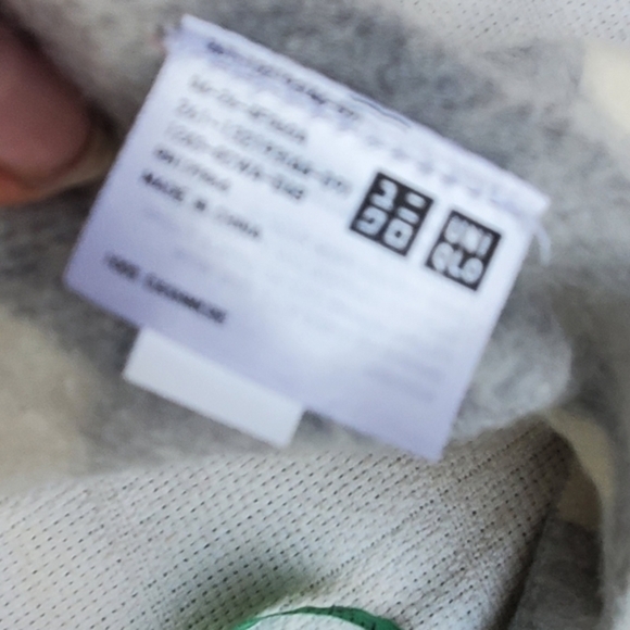 Uniqlo‎ gray plaid scarf - Picture 3 of 8